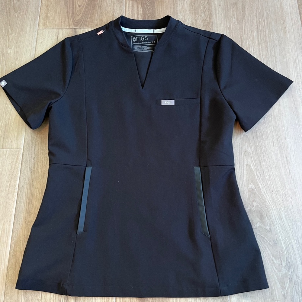 FIGS scrub top. Slim. Black. Side pockets with shiny trim Small
